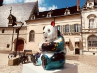 Un panda géant a pris place à Beaune 