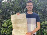 Un jeune étudiant découvre un parchemin du XVe siècle dans un vide grenier