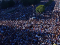 Impressionnante vague humaine après la victoire de l'Argentine face à la France 