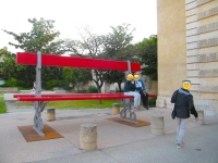 INSOLITE: Un banc rouge XXL installé à Givry