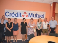 Remise des gains à la gagnante de l'opération commerciale organisée par le Crédit Mutuel de Saint-Marcel 