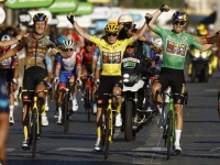 Le maillot jaune Jonas Vingegaard va remporter son premier Tour de France, devant le double tenant du titre Tadej Pogacar.