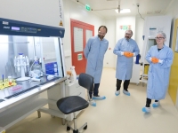 Le Ministre de la Santé,  François Braun au coeur du laboratoire de recherche d'Urgo  sur la peau artificielle