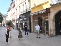 A l’occasion de leur reprise d’activité , Info-Chalon remet des masques ‘catégorie 1’ à des commerçants partenaires du Centre-Ville.