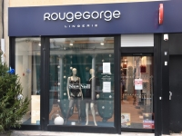 La vitrine du magasin « RougeGorge Lingerie » est à découvrir