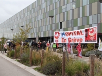 Rassemblement devant le CH William Morey de Chalon-sur-Saône pour la défense de l'Hôpital public