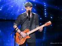 Sur des accords de Queen, Nico Sarro a fait vibrer sa voix et sa guitare sur le plateau de The Voice 