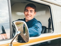  Maxence Thevenard arpente les routes de Côte d’Or au volant de son Combi VW noir et blanc aménagé en Bière truck