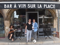 Bar à vins ‘Sur la Place’, venez déguster des planches de qualité et passer un bon moment de convivialité dans un cadre exceptionnel