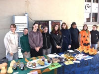 Sur le marché, des jeunes de l’association ‘APPUIS’ se mobilisent pour soutenir les enfants du Niger