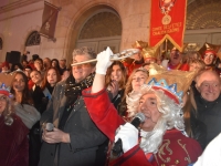 Lors du défilé nocturne, sa  Majesté « Cabache » promu premier Magistrat de la ville après en avoir récupéré la clef