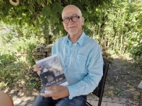 Pierre Curt dédicace son dernier livre «  La Porte du rêve » au Marché de nuit de St Gengoux le National