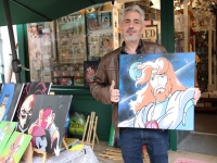 Les passants de la rue piétonne découvrent les toiles de Tab’s Créations grâce à Hero Manga