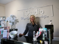 i.studio, place du Châtelet à Chalon-sur-Saône, propose maquillage longue durée et tricopigmentation