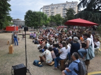 Chalon dans la Rue : Compagnie Laluberlu ’Rapiécée’, un spectacle de théâtre de récit et de mouvement dansé 