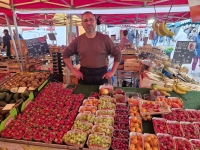Sur le marché Ali Tekin, le primeur surnommé « Ali Baba », vous propose les premières cerises françaises  