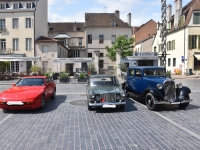Les vieilles voitures étaient de sortie pour un mariage 