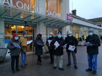 Les militants communistes ont tracté devant la gare de Chalon-sur-Saône