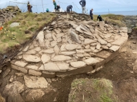 De mystérieuses boules de pierre polies exhumées d'une tombe de 5500 ans en Écosse