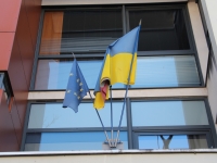 Le drapeau ukrainien déployé devant les locaux du Grand Chalon