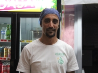Fouad Alsoufi tient son stand de cuisine syrienne devant son futur restaurant