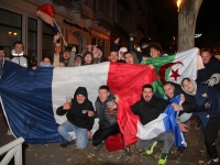 Au tour des supporters français de faire la fête à Chalon-sur-Saône après la victoire des Bleus