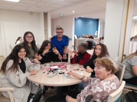 Des lycéens d'Émiland Gauthey et des résidents de Roger Béduneau autour d'un atelier de confection