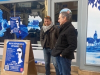 Loi immigration : Des militants communistes réunis devant la permanence parlementaire de Louis Margueritte à Chalon-sur-Saône