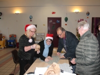 Distribution des colis de Noël du Comité de quartier Avenir-Aubépins-Saint-Gobain