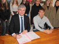 Signature des chartes des bénévoles du dispositif Entour'Age