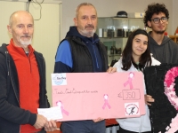 Les élèves d'Emiland Gauthey remettent un chèque au Grand Chalon Athlétisme