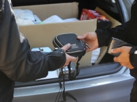 Les motards de la Police nationale distribuent des cadeaux plutôt que des PV à Chalon-sur-Saône 