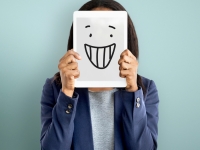 Le sourire des Français : geste spontané ou contrainte ?