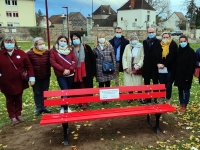 Un banc rouge à Givry pour dire stop aux violences faites aux femmes 