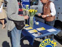 Vente de roses jaunes par les 4 Lions Clubs de Chalon sur Saône, au profit de la lutte contre la maladie d'Alzheimer 