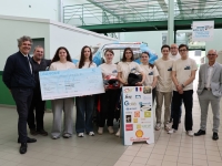 Un chèque pour l’Electrique Urban Concept du Lycée Niepce-Balleure en compétition au challenge Shell éco-marathon.