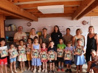 Remise des livres aux enfants des écoles maternelles Françoise Dolto et Gustave Courbet de Champforgeuil.