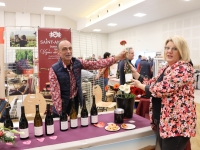 Une fleur offerte aux dames des stands du salon des "Vins-Saveurs" du Rotary par Pascal Durand.
