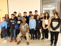 Rencontre entre les élèves de 5ème du collège Aragon de Châtenoy le Royal et le chef papou Mundiya Kepanga autour du film "Frères des arbres".