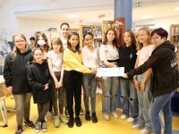 Le Conseil de la Vie Collégienne du collège Louis Aragon a remis un chèque de 300 € à l’association "Le Rêve de Marie" qui soutient la lutte contre les cancers pédiatriques.