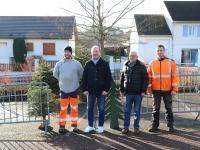 Vincent Bergeret maire de Châtenoy le Royal a visité  le lieu de collecte des sapins de Noël de la ville.