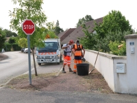 Nettoyage et désherbage : Le service des espaces verts de Châtenoy le Royal en action rue de la Liberté.