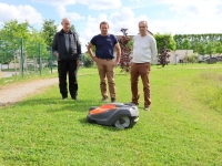 Cinq "robots tondeuses" en complément des agents pour l’entretien des espaces verts à Châtenoy le Royal.