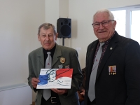 Gérard Martin reçoit l’insigne de porte-drapeau et le diplôme pour 11 ans de services.
