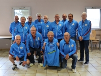 Les membres de la Boule Lyonnaise de Crissey arbore des nouveaux maillots à l’effigie de la commune.