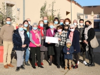 Un chèque de 1000€ remis à octobre rose par la municipalité et les associations de Fontaines.