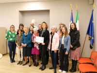 Les 1000 € de dons collectés à Fontaines pour Octobre Rose répartis entre quatre associations.