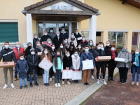 Une trentaine de bénévoles dans les rues de Fragnes la Loyère  pour distribuer les 71 colis de noël.