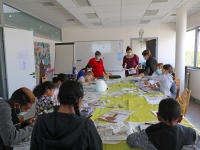 Activité de peinture sur galets à l’espace Simone Veil du service familles de Saint Rémy.