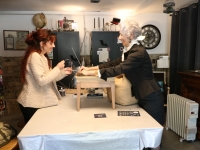 Valérie et Julie, les deux artisans tapissier de "l’Atelier des Grumelles" préparent une exposition à Givry et deux stages dédiés à la tapisserie en sièges à Dracy le Fort.